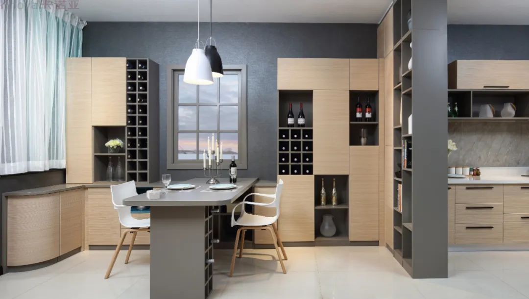 餐邊柜和餐桌融為一體，更節(jié)省空間